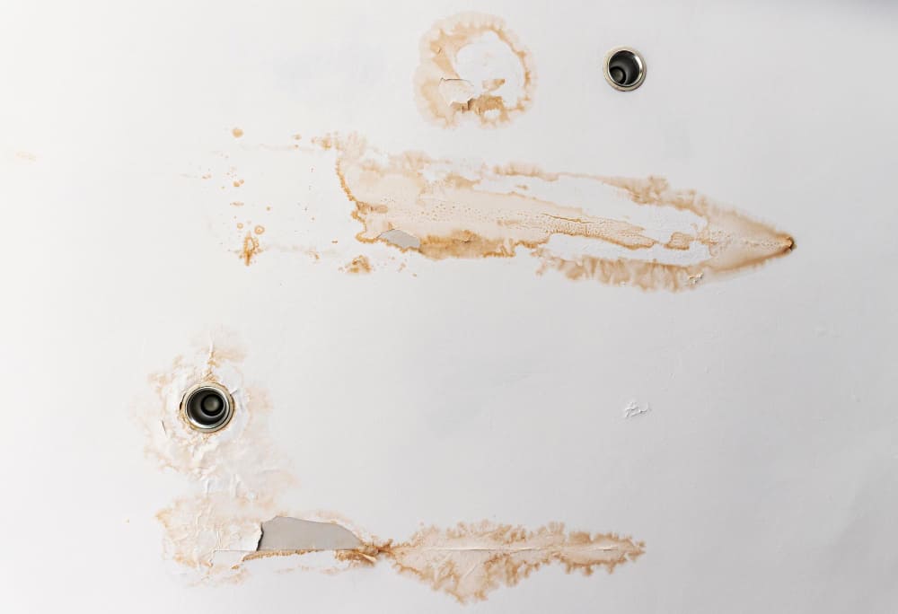 Water leak on the wall